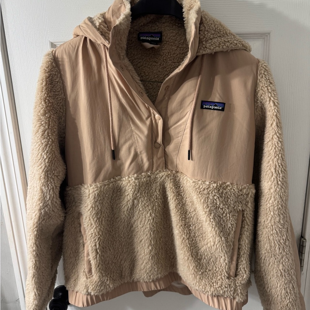 Patagonia Beige and Cream Hooded Fleece Jacket